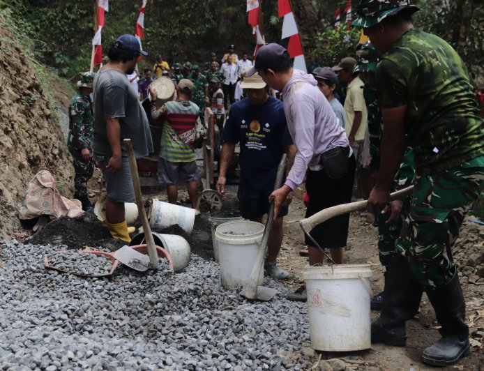Jalan Harapan Mulai Terbentang TMMD Reguler ke-129 Wujudkan Akses Baru bagi Warga Gumelem Kulon