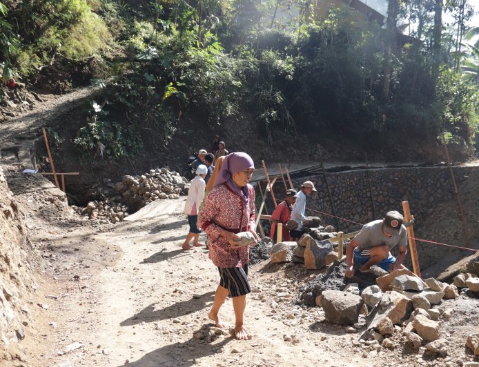 Semangat Bariah Menggerakkan Asa TMMD Gotong Royong Bangun Jalan Masa Depan Desa