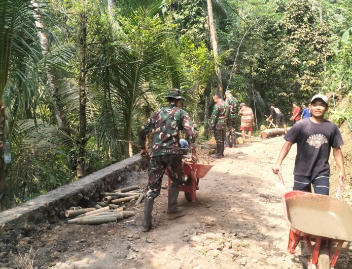 Dorongan Angkong Semangat Pengabdian Satgas TMMD untuk Gumelem Kulon