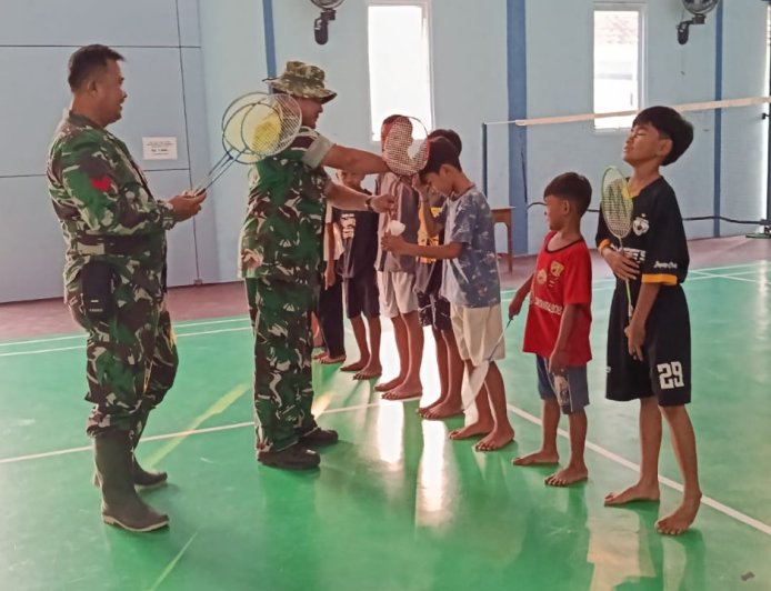 Senyum Anak Desa Warnai TMMD Satgas Bagikan Peralatan Olahraga di Gumelem Kulon