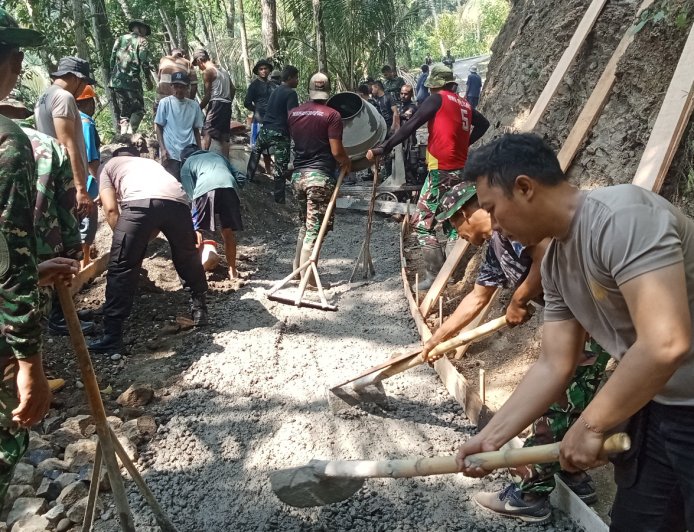 TNI Polri dan Warga Bersatu Rabat Beton TMMD Jadi Simbol Kekuatan Gotong Royong