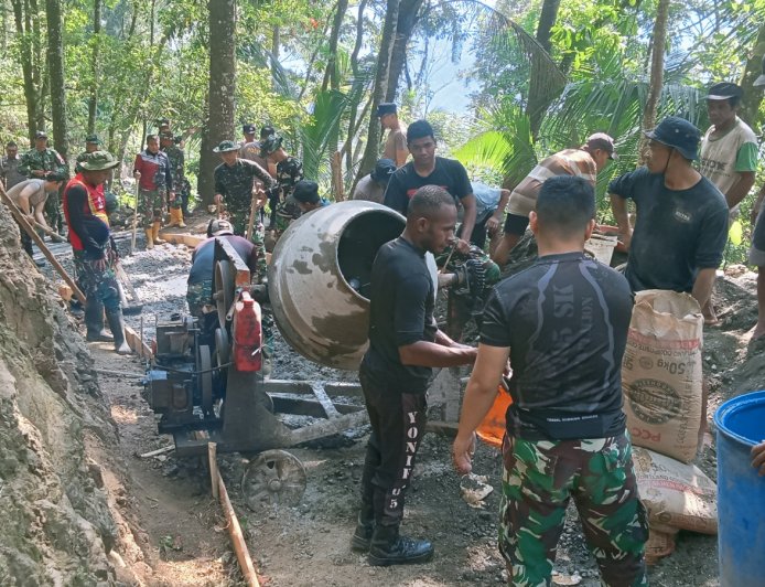 Satgas TMMD dan Warga Lanjutkan Pengecoran Jalan Harapan Kian Terbentang di Gumelem Kulon