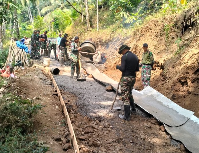 Semangat Gotong Royong Antar Rabat Beton TMMD Capai 12 Persen