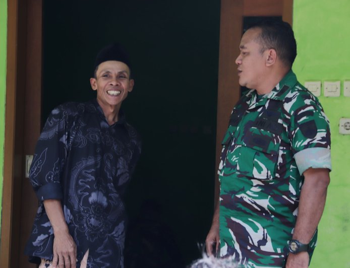 Kehangatan Komsos Peltu Widodo Menguatkan Kebersamaan TNI dan Warga di Lokasi TMMD