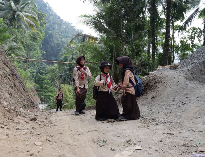 Seragam Pramuka dan Senyum Ceria Kalisa-Arumi Warnai TMMD Reguler ke-129 di Gumelem Kulon