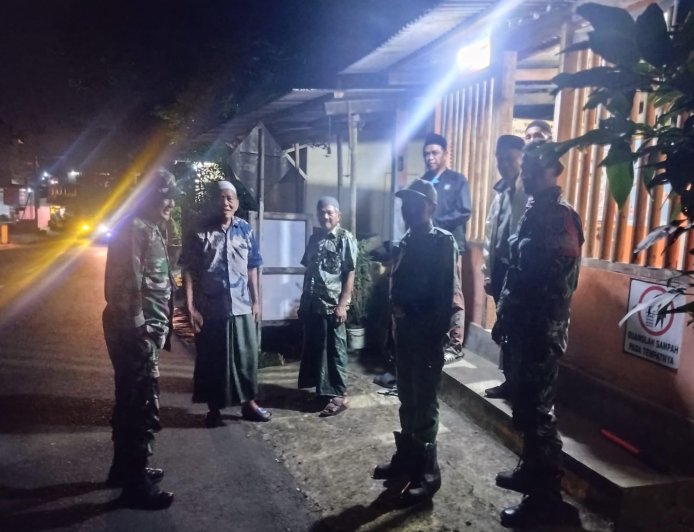 Patroli Siskamling Danpos Dan Babinsa Ajak Warga Tingkatkan Keamanan Dan Kewaspadaan