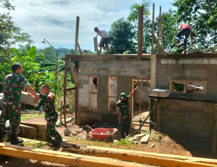 TNI bersama Warga Gotong Royong Bangun RTLH di Petuguran Banjarnegara