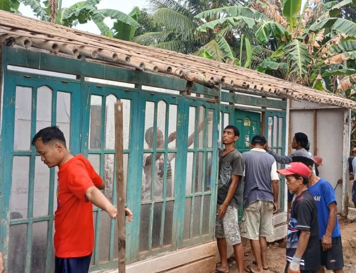 Gotong Royong Bongkar RTLH Langkah Awal Menghadirkan Rumah Layak untuk Pak Toid
