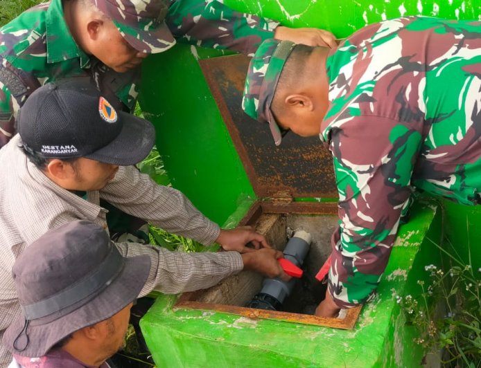 Satgas TMMD Kodim 0704 Banjarnegara Bersama Warga Pasang Pipanisasi Perkuat Akses Air Bersih Hingga Kalibening