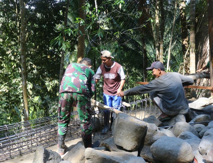 Jalinan Kawat Jalinan Kebersamaan Satgas TMMD dan Warga Bersatu Membangun Desa
