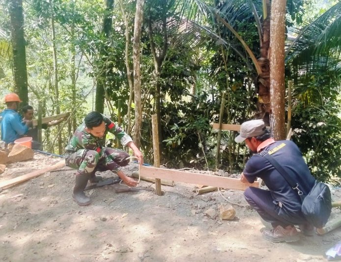 Mengukur Asa dari Pos Kamling Pak Wondo Ikut Wujudkan Semangat TMMD di Gumelem Kulon