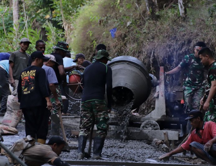 Tak Kenal Lelah di Balik Putaran Molen Pratu Dikki dan Pratu Vigo Menjaga Denyut Pembangunan TMMD di Gumelem Kulon