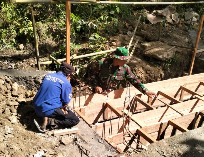 Bekisting Plat Beton Siap Dukung Pembangunan TMMD