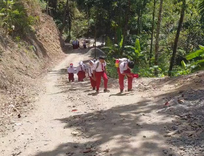 Langkah Kecil Fajar Pulang Sekolah Disambut Semangat TMMD Membangun Desa