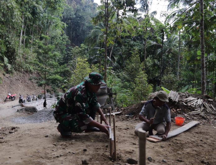 Papan demi Papan Dipasang Serda Simon dan Warga Wujudkan Jalan Impian di Gumelem Kulon