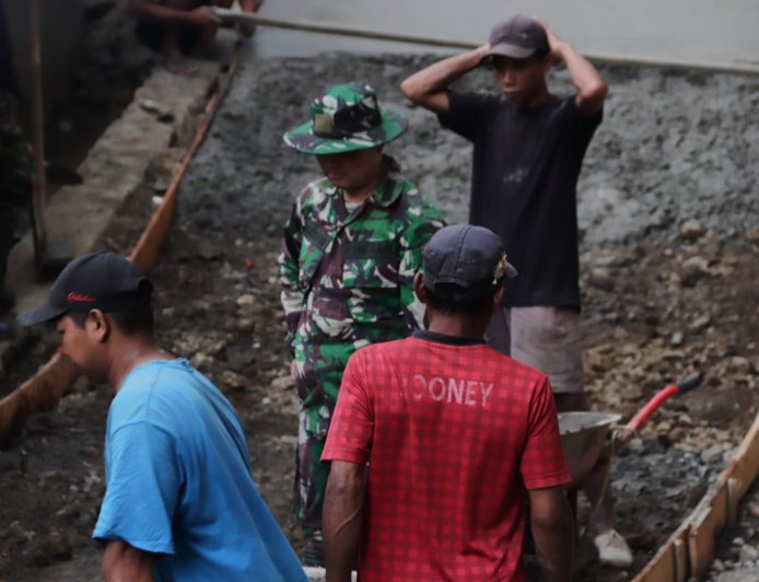 Dorongan Angkong Pratu Sitorus dan Warga Menjadi Tenaga Penggerak Jalan Baru di Gumelem Kulon