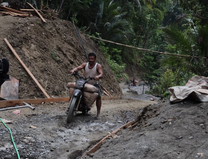 Motor Andalan Edi Jadi Penggerak Harapan Langsir Semen Demi Jalan Baru di Gumelem Kulon