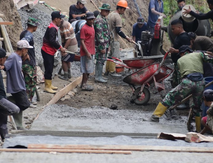 Kebersamaan TNI dan Warga Jadi Kekuatan Utama Percepat Pembangunan Jalan TMMD