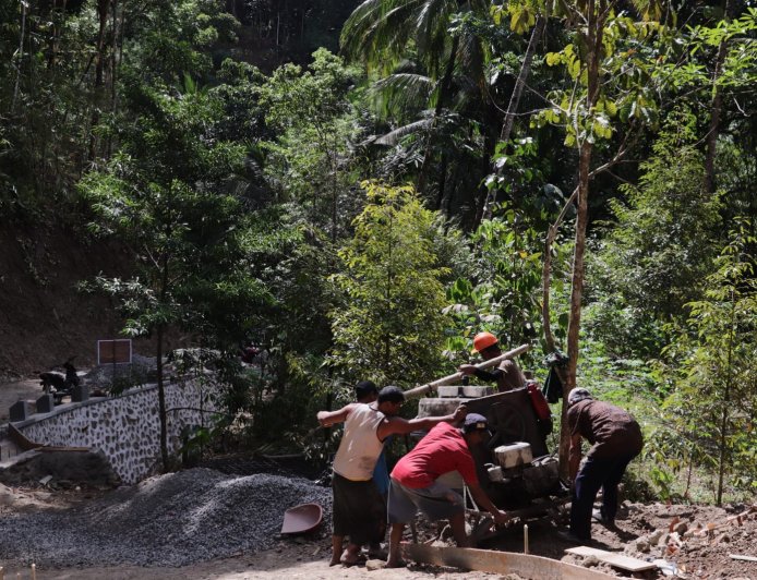 Gotong Royong Angkat Molen Semangat Kebersamaan Percepat Pembangunan Jalan TMMD