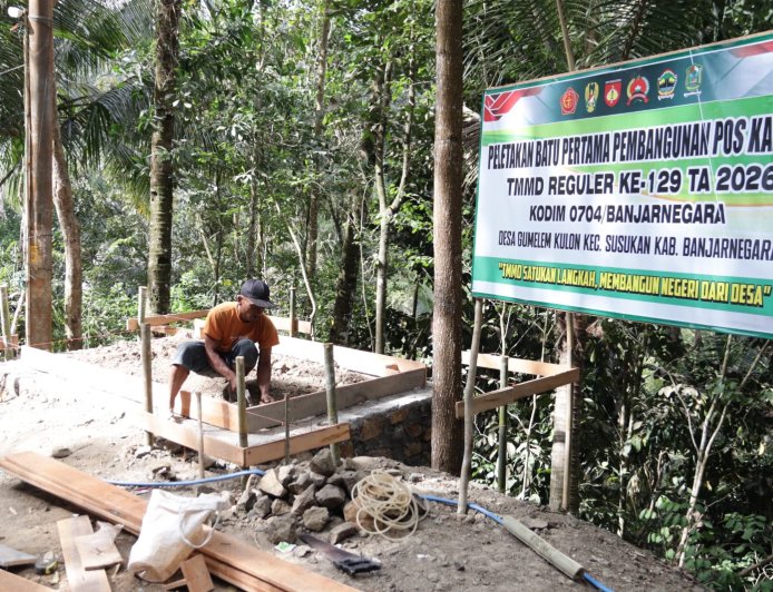 Pak Wondo Telaten Pasang Bekisting Pos Kamling TMMD Mulai Terbentuk