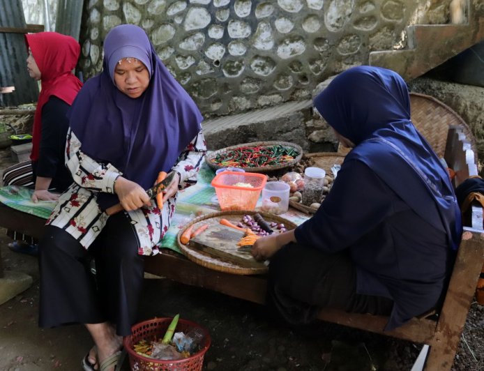 Bu Sarijem Dapur Semangat TMMD Reg 129 Gumelem Kulon