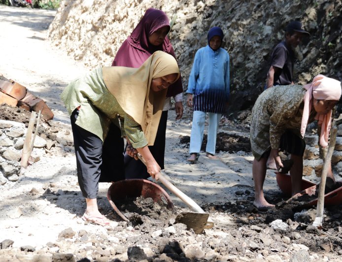 Semangat Bu Miskem di Lokasi TMMD Reguler ke 129