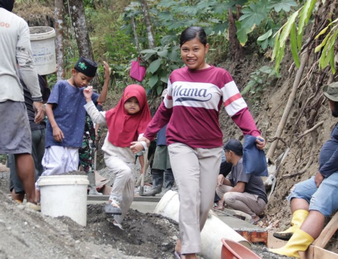 Ibu Ati dan Buah Hati Saksikan Pembangunan Jalan TMMD