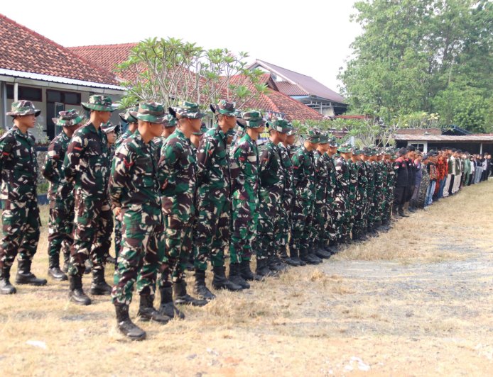 Kasdim Banjarnegara Pimpin Apel Bersih Selokan Wujud Nyata TMMD Peduli Lingkungan