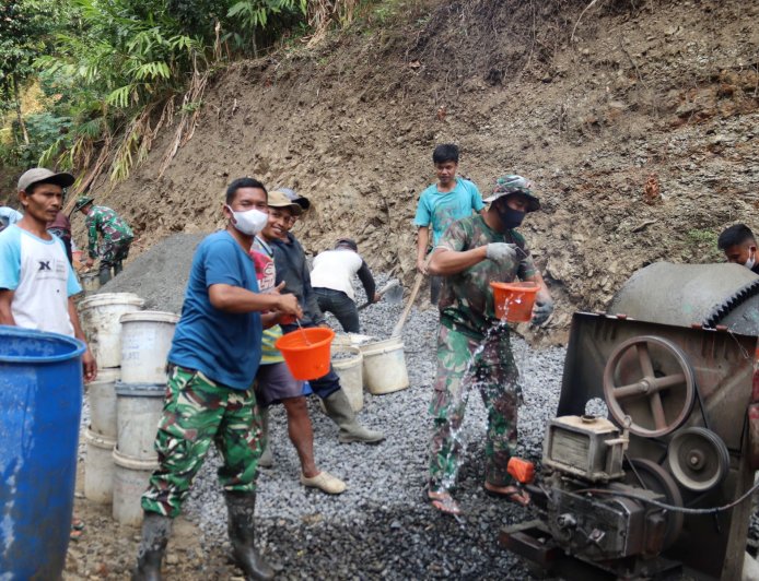 Satgas TMMD Reguler ke-129 dan Warga Kompak Langsir Air
