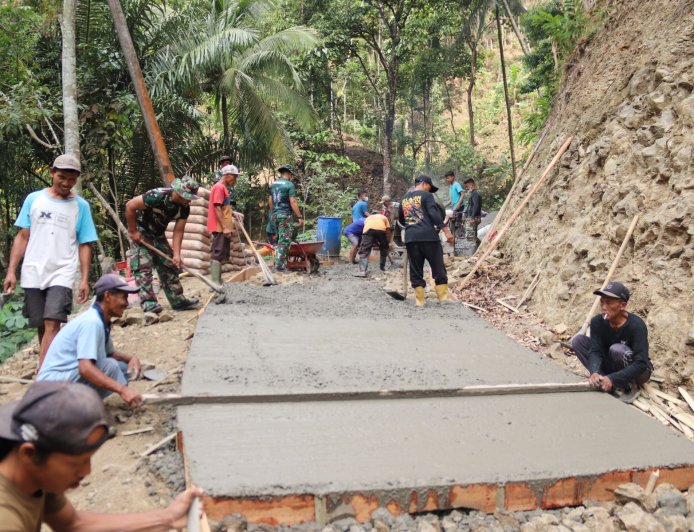 Ratakan Cor Wujud Gotong Royong TMMD Reguler ke-129 Gumelem Kulon