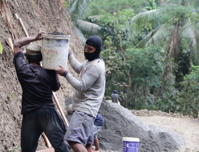 Langsir Pasir Tanpa Lelah Sanudin Ikut Wujudkan Jalan Impian Desa