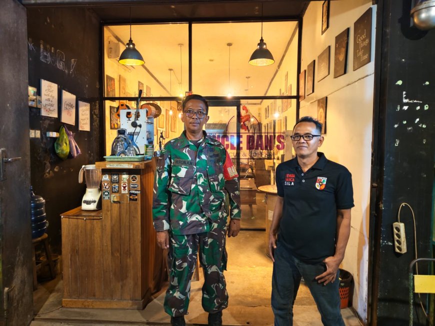 Bersama Ormas Pemuda Pancasila Babinsa Koramil 15 Rakit Melaksanakan Patroli Malam