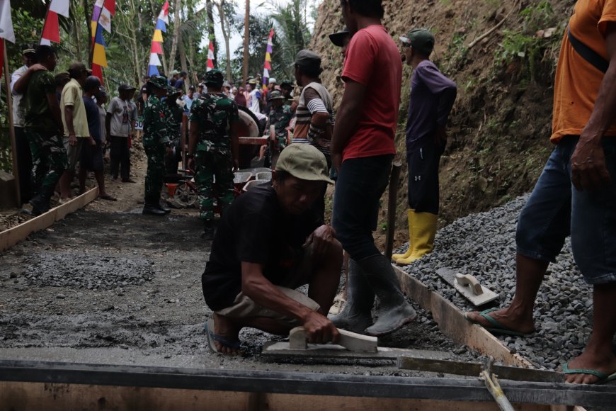Tangan Matrohim Meratakan Harapan Gotong Royong Warnai Pembangunan Jalan TMMD di Gumelem Kulon