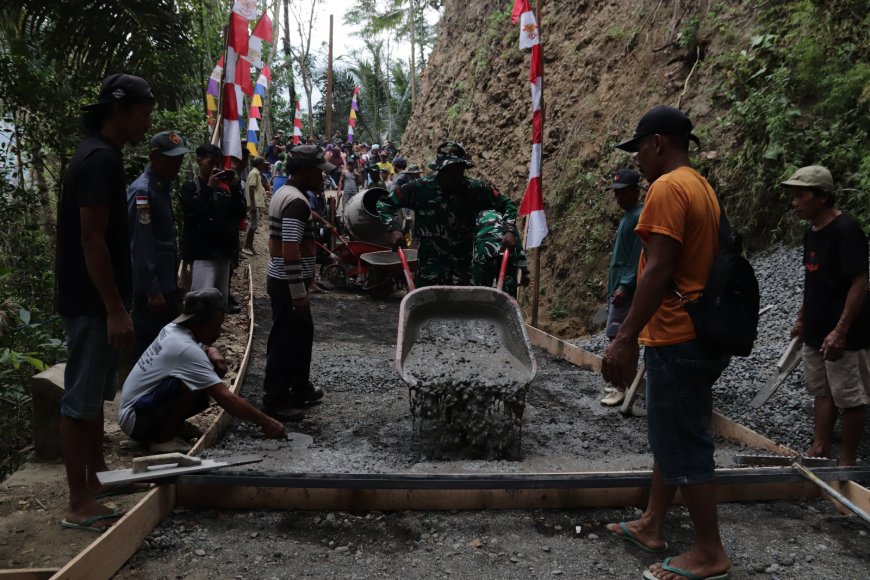 Dorongan Angkong Pratu Figo Semangat Prajurit Membangun Jalan Harapan di Gumelem Kulon