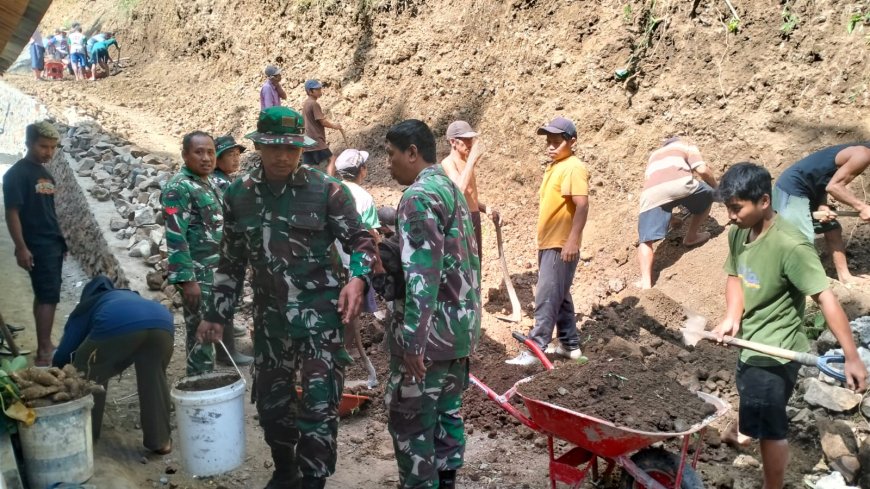 Gotong Royong Bangun Talud Sertu Agus dan Warga Gumelem Kulon Perkuat Lereng Demi Masa Depan Desa