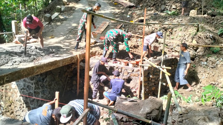 Gotong Royong Bangun Pondasi, TMMD Perkokoh Akses dan Kebersamaan di Gumelem Kulon