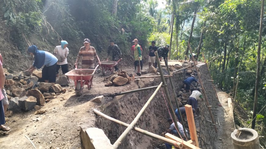 Talud Kokoh Harapan Tumbuh Bersama TMMD Rag 129 di Gumelem Kulon