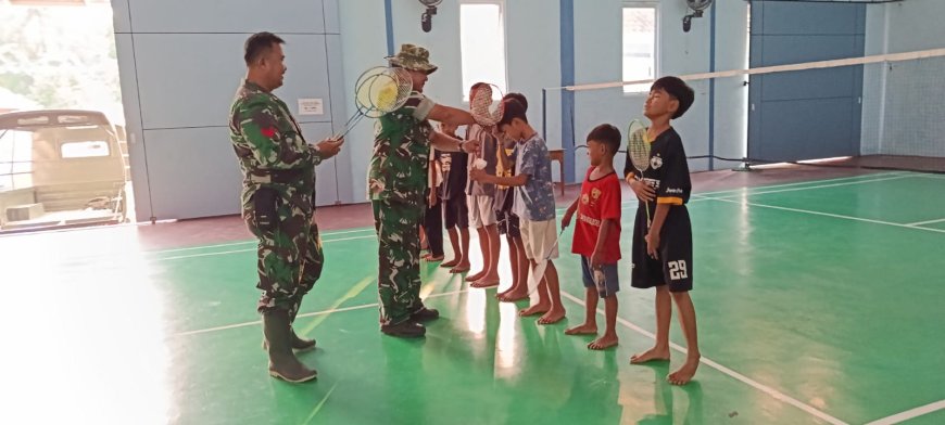 Senyum Anak Desa Warnai TMMD Satgas Bagikan Peralatan Olahraga di Gumelem Kulon