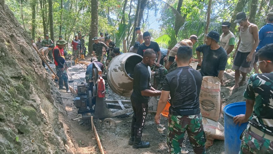 Satgas TMMD dan Warga Lanjutkan Pengecoran Jalan Harapan Kian Terbentang di Gumelem Kulon