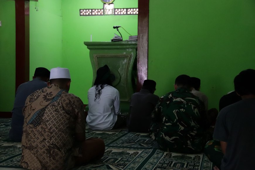 Di Tengah TMMD Peltu Widodo Pererat Kebersamaan Lewat Salat Berjamaah Bersama Warga