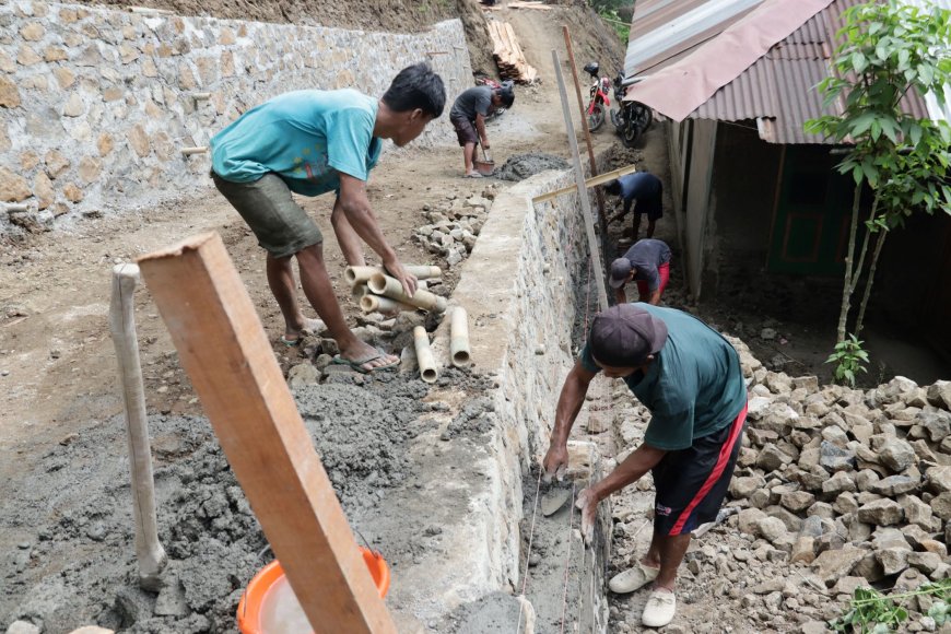 Di Usia 85 Tahun Karmudi Tetap Angkut Batu Demi Suksesnya TMMD di Gumelem Kulon