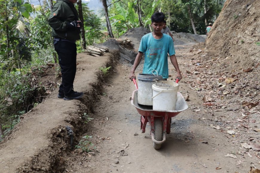 Dorong Angkong Penuh Pasir Ali Supriyono Ikut Wujudkan Jalan Impian Desa