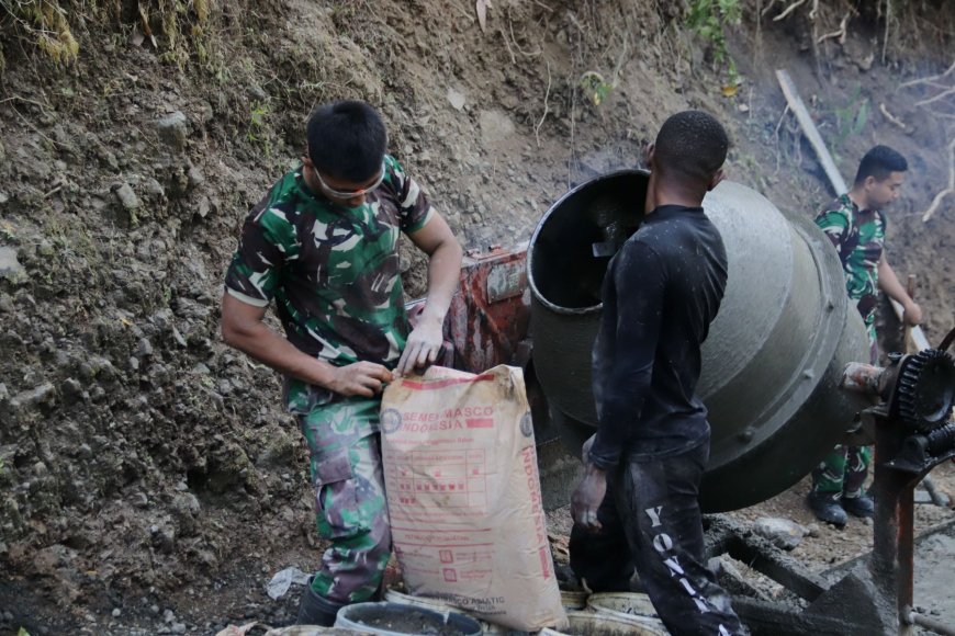 Pratu Farhan Sigap Isi Molen Putaran Mesin Mengiringi Semangat TMMD di Gumelem Kulon