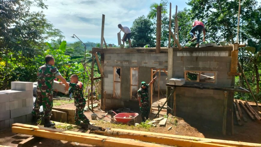 TNI bersama Warga Gotong Royong Bangun RTLH di Petuguran Banjarnegara