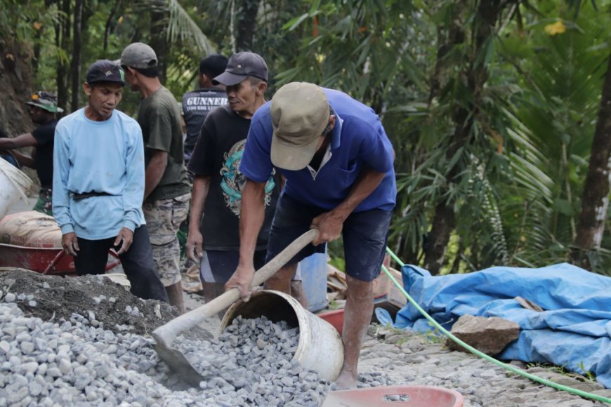 Ayunan Cangkul Rido Percepat Pembangunan Jalan TMMD di Dusun Kunir