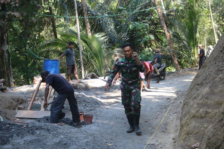 Panggul Adukan Bersama Wujud Nyata Sinergi TNI dan Warga Bangun Desa