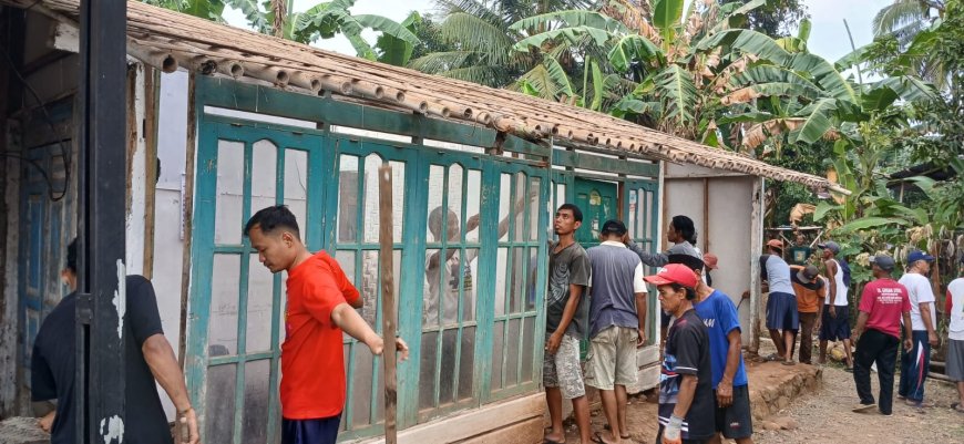 Gotong Royong Bongkar RTLH Langkah Awal Menghadirkan Rumah Layak untuk Pak Toid