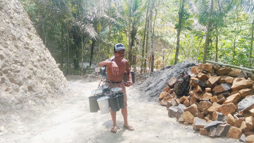 Senyum Satgas TMMD dan Penderes Nira Obrolan Hangat yang Menguatkan Semangat Membangun Desa