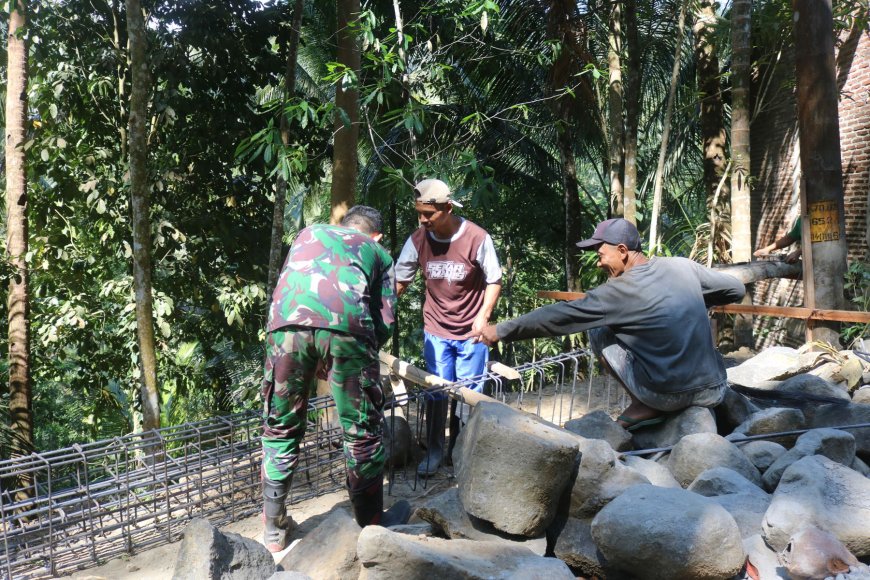 Jalinan Kawat Jalinan Kebersamaan Satgas TMMD dan Warga Bersatu Membangun Desa