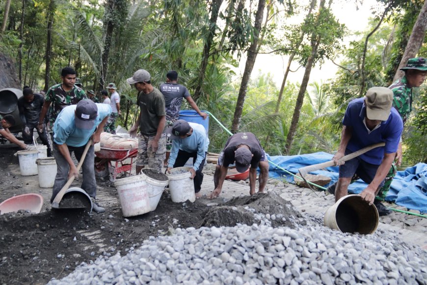 Keringat Tuswari dan Prajurit TNI Mengukir Jalan Harapan di Gumelem Kulon